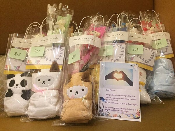 桃園療養院幫居隔的關懷對象準備小禮物,讓居隔者不至於感覺生活枯燥乏味。圖/桃園療養院提供