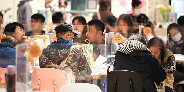 共餐染疫比例高,飯店、百貨餐廳內用外帶同步,守春節業績。圖/中時報資料照片