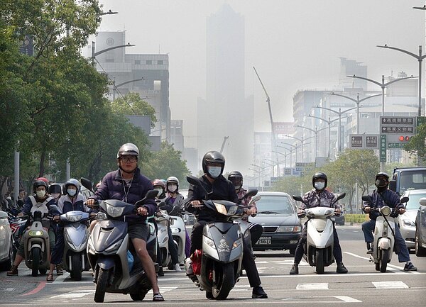 長達9天春節連假即將啟動,疫情下的年味,許多還是想抽空外出透透氣或採買年貨,外出前要留意空氣品質。圖/聯合報系資料照