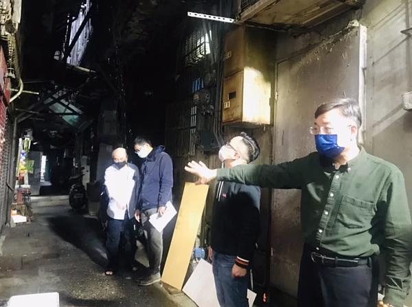 基隆市仁五路東和商場後棟2樓有戶民宅內，疑自來水管漏水。水公司今天前往勘查，設法解決漏水問題。圖／讀者提供