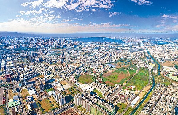 高雄市第100期市地重劃區暨草潭埤滯洪池工程27日動土,預計2年完工,屆時將提供20.95公頃公共和住宅用地,成為仁武區主要核心發展區域。(高市地政局提供/袁庭堯高雄傳真)