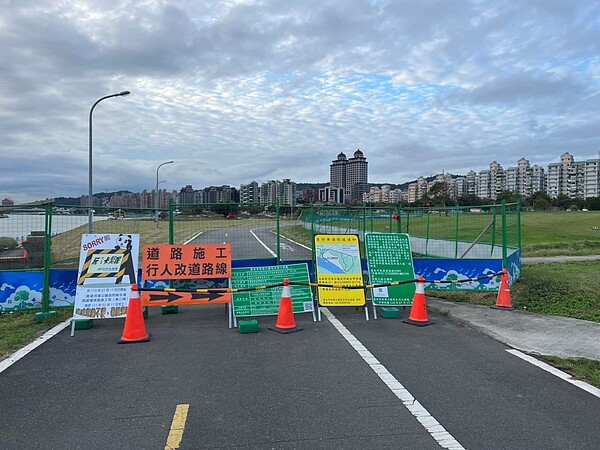 美堤河濱公園施工中，封閉河濱自行車道。圖／台北市水利局提供