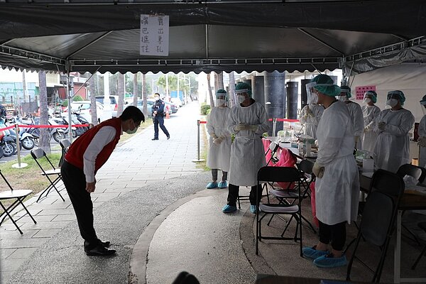 高雄港群聚案進入傳播關鍵期,市府將重點放在醫療院所及社區的定點監測。圖/高雄市政府提供