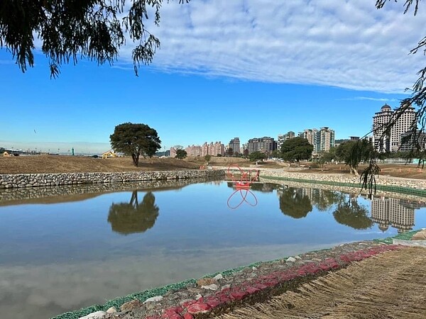 美堤河濱公園施工中，封閉河濱自行車道。圖／台北市水利局提供