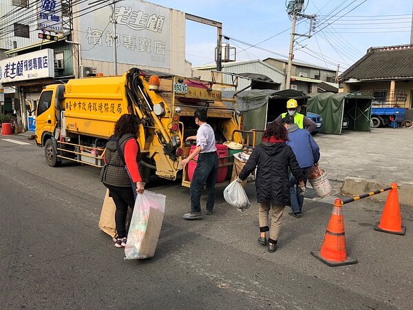 台中市政府環保局於大年初一、初三，提供650處「定時定點」垃圾收運服務。圖／台中市政府提供