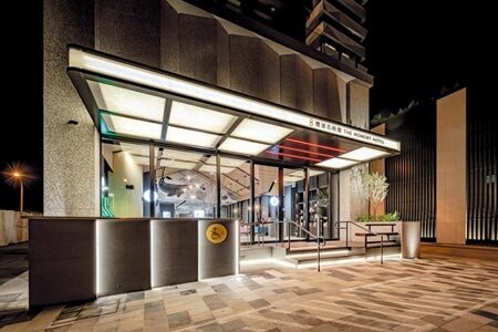 以背包客群體為設計主軸,設置一系列彈性的互動區域,且全面採用自助式Check-in模式。圖∕煙波國際觀光集團