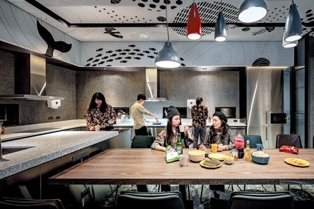 自助式廚房能進行基本的煎、煮、烤、炸料理方式,寬敞的中島及餐桌椅空間,能容納多組旅人盡情烹飪及交流手藝。圖∕煙波國際觀光集團