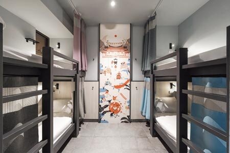 「經典上下鋪」呈現新舊交織的古味設計,童趣純樸的插畫及床型規劃,讓旅人能於此共享特有的夜宿時光。圖∕煙波國際觀光集團