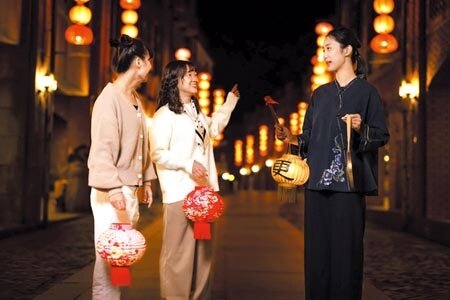 夜間活動「戲遊古街」,由打更人引領,在入夜後的古街穿梭解謎,藉由謎題更了解關於台灣歷史的奇人軼事,闖關完成後還可獲得專屬的古街小禮。圖∕煙波國際觀光集團