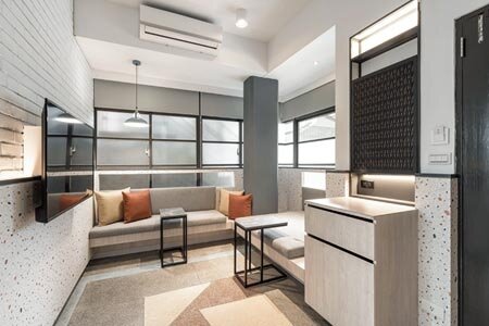 「豪華家庭房」兩房一廳的客廳區域機能充足,沙發臥榻可容納多人共坐。圖∕煙波國際觀光集團