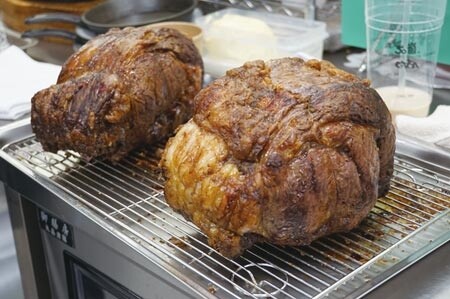 〈爐烤美國自然牛肋眼Roast Beef〉重70盎司，適合八到十人享用，需三天前預訂。圖∕姚舜