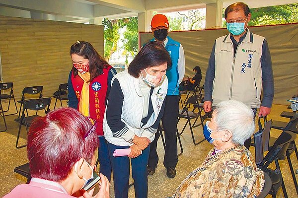 宜蘭縣長林姿妙（前中）28日前往礁溪跑馬古道接種站視察，盼透過設置快打站提高疫苗接種率。圖／宜蘭縣政府提供