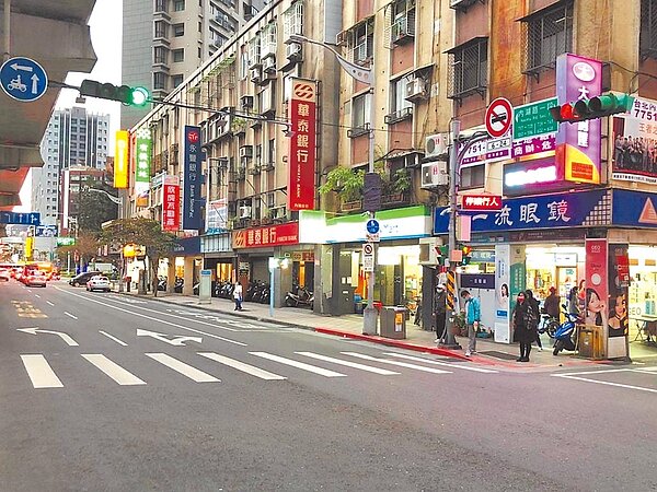 台北市警察局交通大隊宣布,3月1日將在台北轉運站、南港車站及內湖路1段739號前設置科技執法設備,有車輛違停、併排停車就會被全時段自動偵測取締,目前仍在設備測試、宣導階段。圖/台北市警察局交通大隊提供