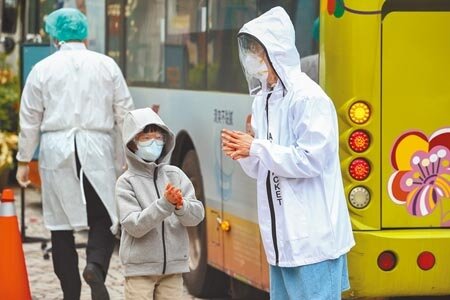 Omicron疫情自今年1月以來共有391例本土個案,圖為北市松山區一名老師確診,北市府28日下午派採檢車進駐敦化國小校園擴大採檢,一位小朋友採檢完畢,與家長一起做手部消毒。(鄧博仁攝)