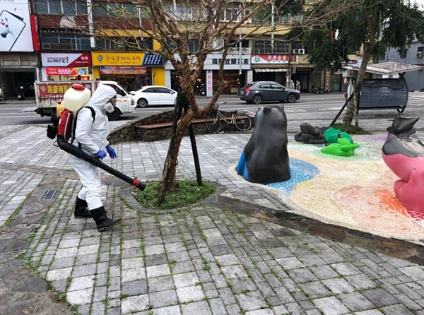 高雄母子3人宜蘭旅遊確診,相關單位進行清消作業。圖/宜蘭縣政府提供