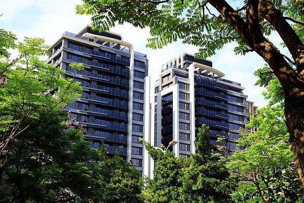 「冠德信義」為跨越200萬元的豪宅中,唯一具備戶數稀少、棟距遼闊、公設包場特性等頂級服務的純住宅。圖/聯合報