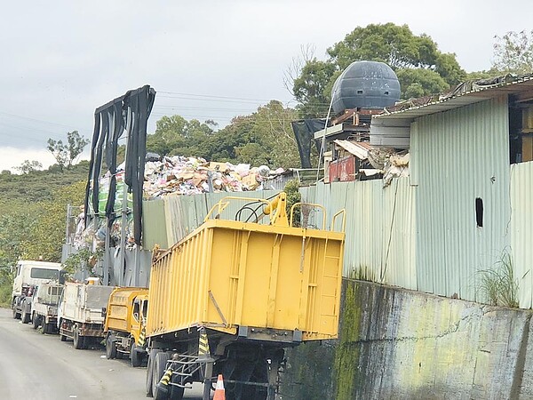 桃園市龜山區華亞科學園區旁的「大埔垃圾轉運站」堆積過多，還飄散臭味，居民反彈抱怨。圖／陳泓維提供