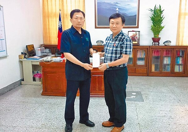 花蓮縣警局主任秘書方世君(左)1月18日施打第3劑BNT疫苗後出現發燒症狀,26日送醫,28日上午病逝,院方已通報衛福部預防接種受害救濟審議小組(VICP)審議。圖/花蓮縣警察局提供