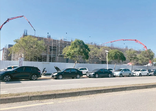 南科新廠房不斷興建,周遭停車一位難求,連人行道都停滿車,市議員林志展呼籲都計區預留更多停車空間。圖/記者周宗禎攝影