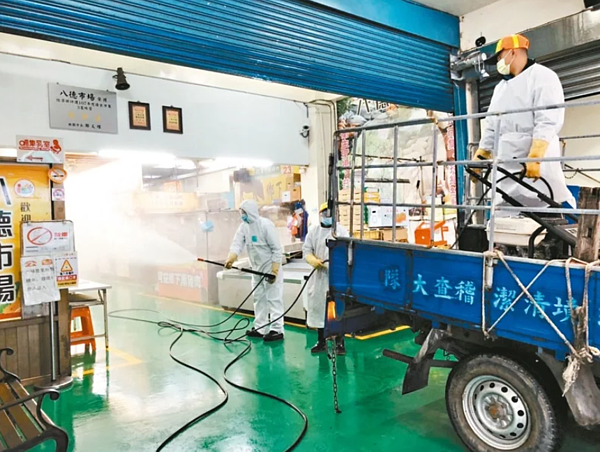 桃園市八德公有市場因有攤商確診，28日起休市3天，市府進行全面清消。圖／記者陳俊智攝影