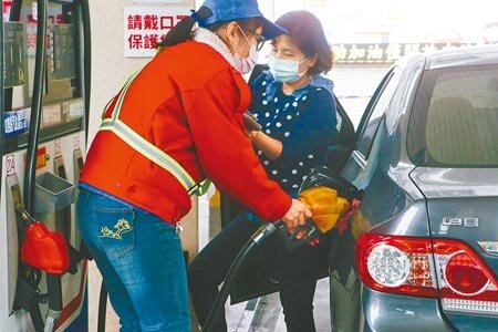 烏克蘭邊境緊張，刺激國際油價大漲，中油原本明日起要連五漲油價，汽柴油每公升得各再調高0.2元、0.4元。圖為示意圖。（本報資料照片）