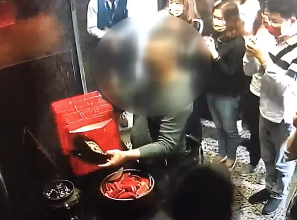 南投竹山紫南宮今年停辦年初一錢母,有男子闖進廟方辦公室偷走5袋錢母,得手後還拿去香爐過火,並拍照留念。圖/聯合報