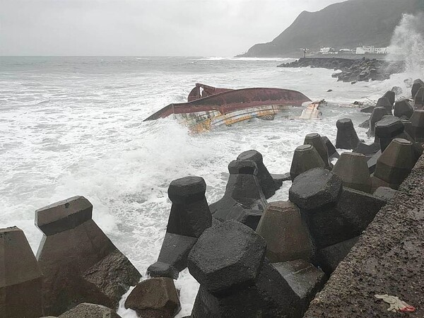 春吉8號漁船29日在新北市石門區草里漁港擱淺翻覆,4名外籍漁工自行游上岸獲救,但船長卻不見蹤影。圖/中時電子報