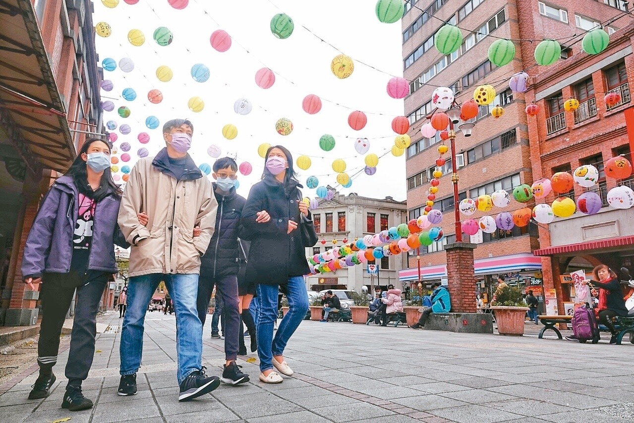 昨白天各地多雲到晴,民眾把握好天氣逛街,但今中部以北有雨。記者林伯東/攝影
