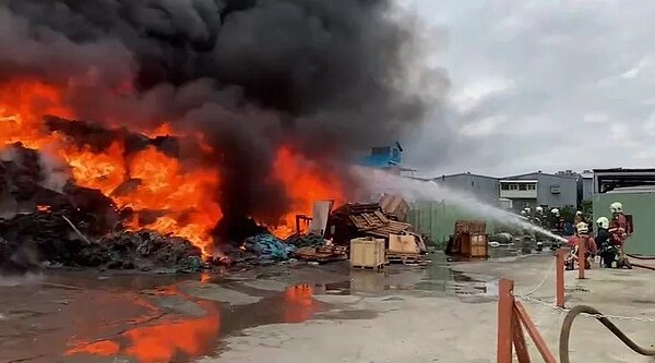 警消到場布水線灌救。圖／聯合報