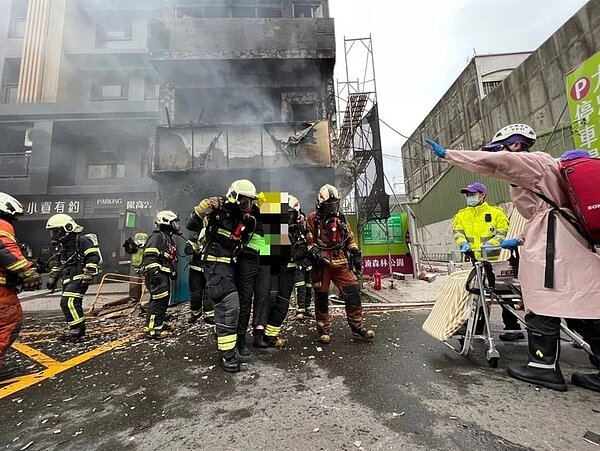 桃園市八德區和平路一棟民宅大火,濃煙竄燒猛烈,消防員救出受困3人幸無傷亡。圖/聯合報