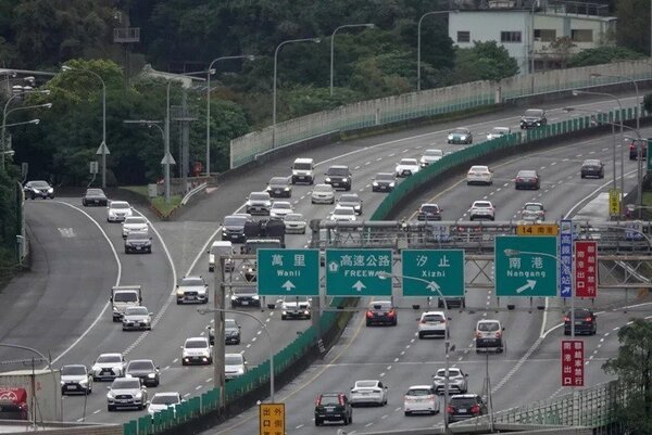今天是大年初二，高公局指出，截至今天上午7點，國道交通量為13.6百萬車公里，預估今天交通量為138百萬車公里。圖／聯合報資料照片