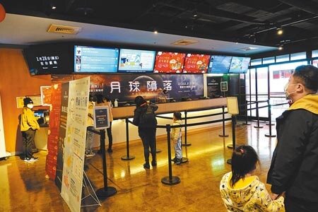 
受到疫情升溫，台北市電影院2月1日起影廳內禁止飲食，影城販賣部雖然還是可以營業，台北信義威秀影城2日上門的顧客明顯減少許多。（陳信翰攝）
