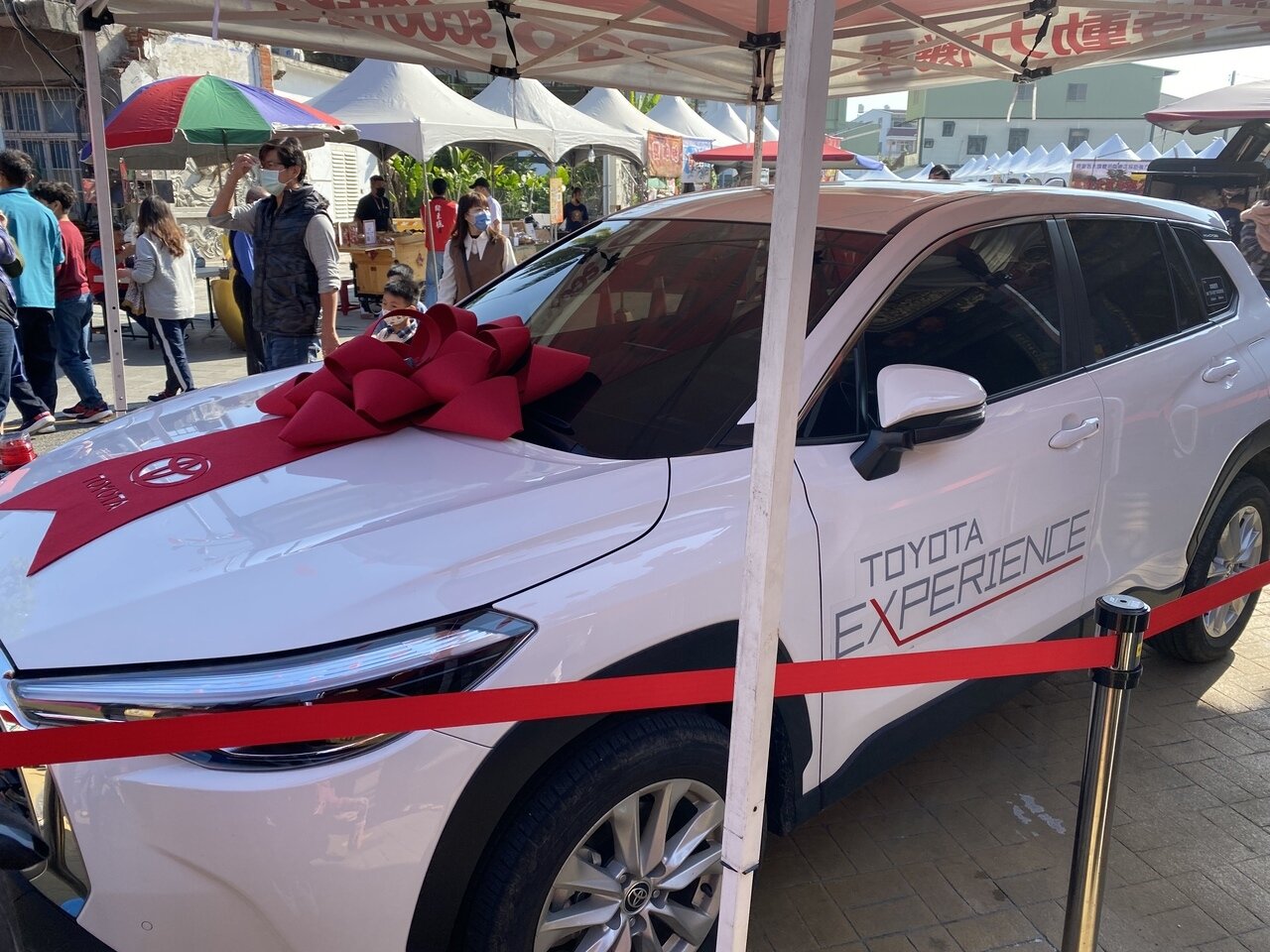 屏東市歸來慈天宮大年初一、初二推出連續擲出聖筊12次送電動機車、20次送汽車，全程免費，民眾現場排隊試手氣。記者劉星君／攝影 