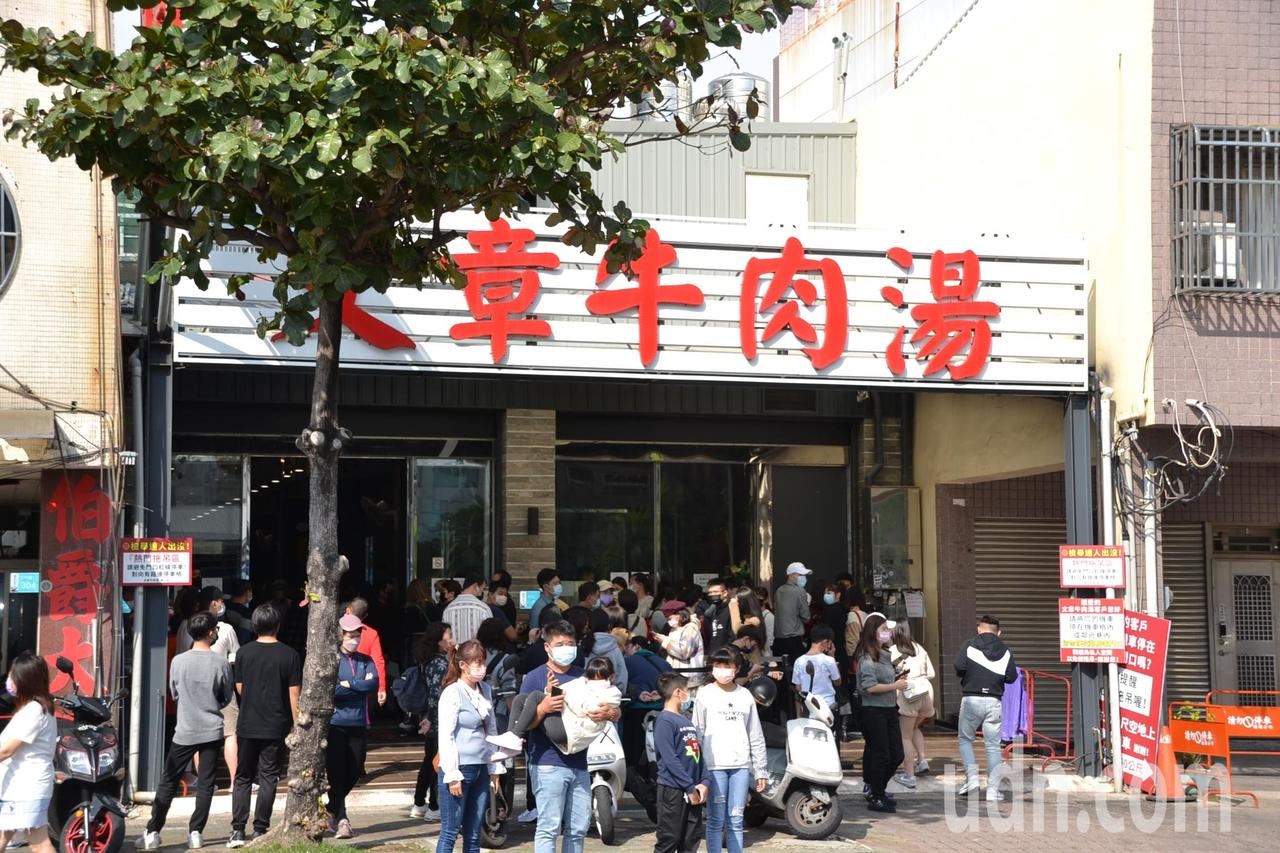 許多遊客到台南想吃牛肉湯，排再久也不放棄。記者鄭惠仁／攝影 
