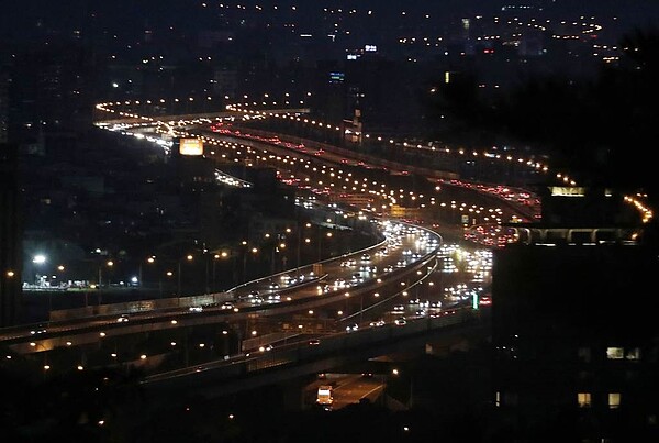 初三北返、出遊車潮湧現,預估今壅塞情況可能持續至深夜。圖/中時資料照