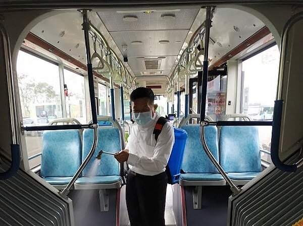 新冠肺炎確診個案18905足跡曾到台中,台中市衛生局電話追蹤足跡重疊匡列42人,已在車站、車廂內清消。圖/台中市政府提供