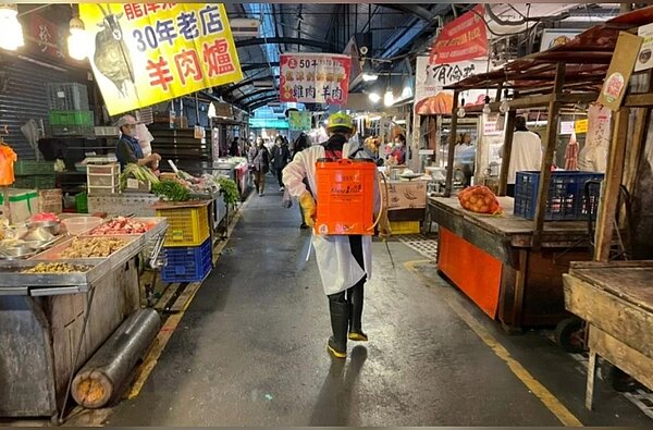 日翊物流傳播鏈因員工的家人在龍潭市場擺攤,家人確診後市場休市3天。圖/桃園市環保局提供