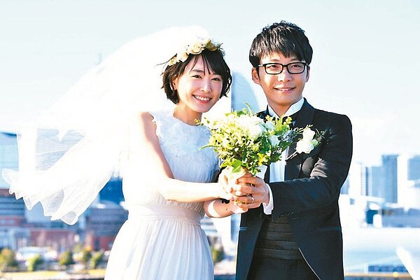 新垣結衣(左)、星野源因為合作「月薪嬌妻」相戀、結婚。圖/摘自推特