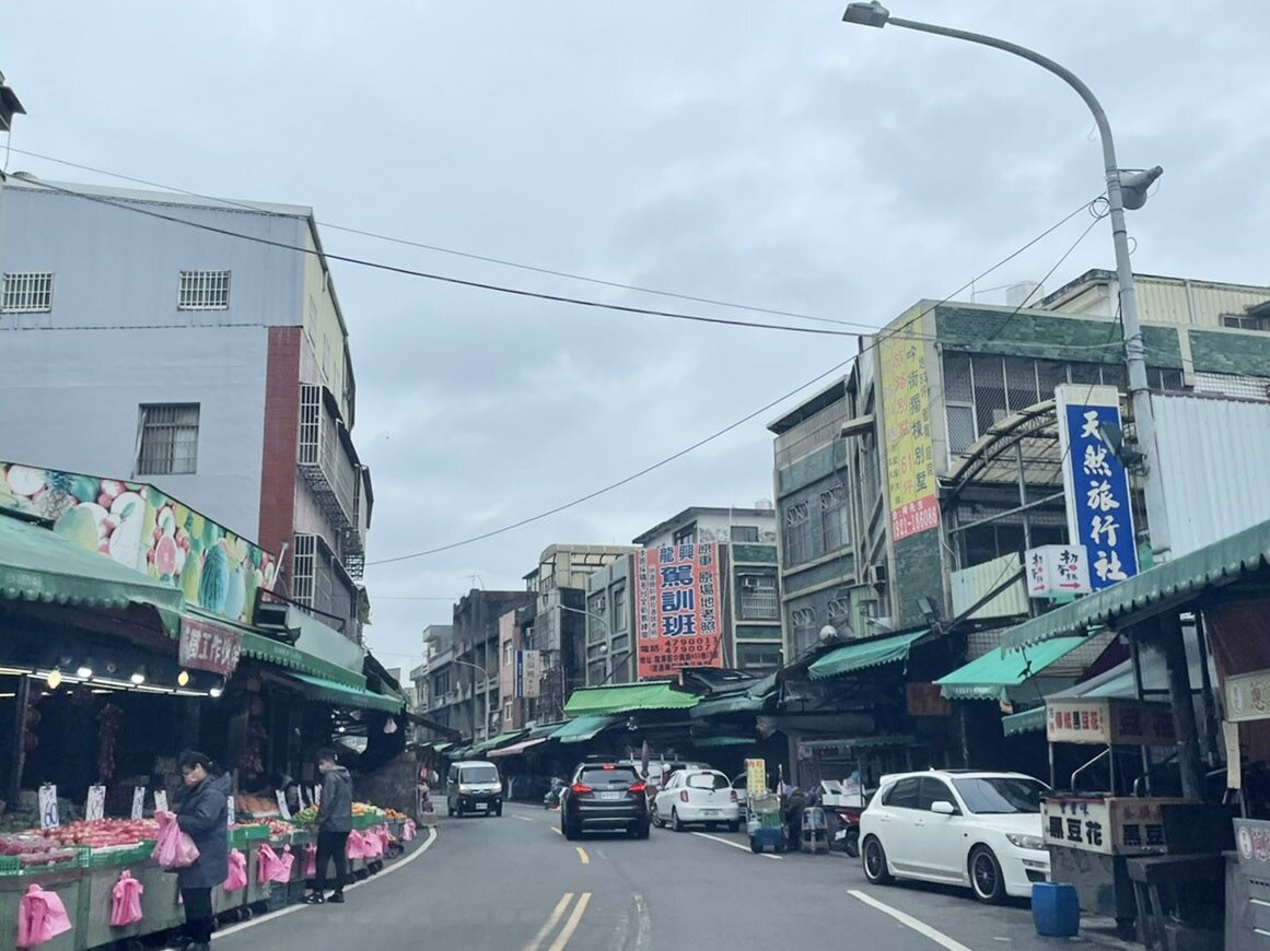 桃園日翊物流群聚波及龍潭公有零售市場,該市場休市到今天,市府加強勸導市場外圍流動攤商停業。記者曾增勳/攝影
