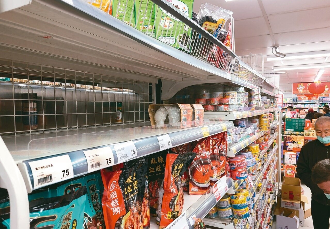 蛋蛋的哀傷 北部地區雞蛋缺貨情形依舊,部分超市仍是一蛋難求,連蛋類相關產品貨架也所剩無幾,部分商家有雞蛋到貨,民眾也趕快選購。記者曾學仁/攝影