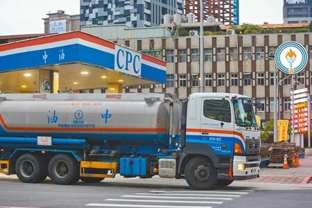 春節期間國內油價凍漲,不過在國際原油價格持續飆漲下,年後國內油價漲勢值得關注。(本報資料照片)