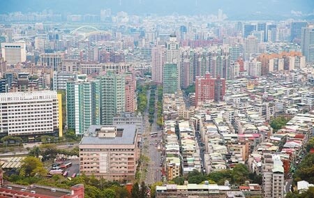 中央銀行四度祭出選擇性信用管制措施,卻未見房市降溫,央行總裁楊金龍日前已放話,如果房價未見和緩,採行信用管制的期間可能更長。(本報資料照片)