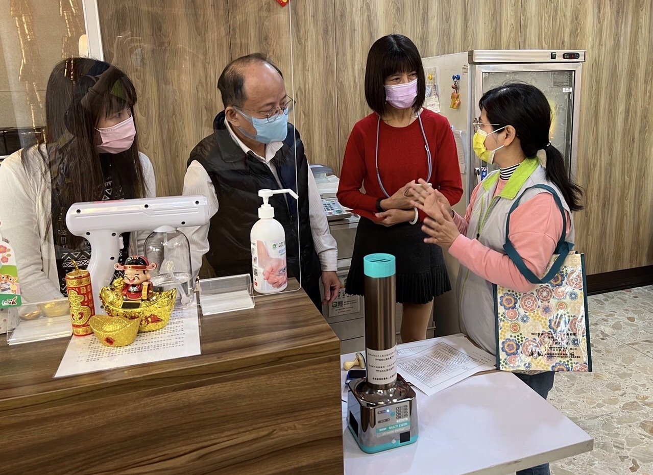 台南市衛生局與觀光旅遊局針對屬於高風險防疫旅館稽查及衛教。圖／衛生局提供
