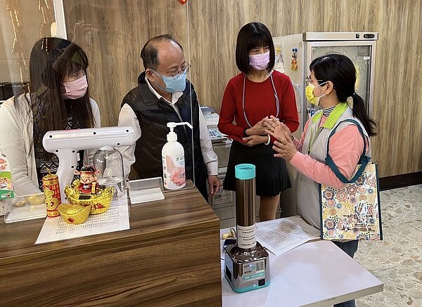 台南市衛生局與觀光旅遊局針對屬於高風險防疫旅館稽查及衛教。圖/衛生局提供