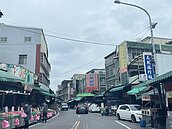 龍潭公有市場停業清消　外圍攤商仍營業