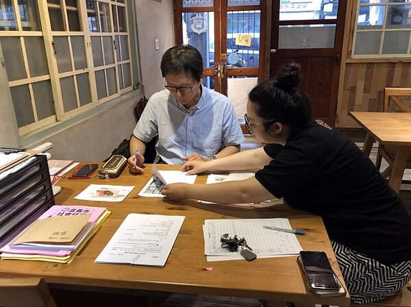 民眾向租屋服務業者洽詢相關資訊。圖／兆基管理公司提供