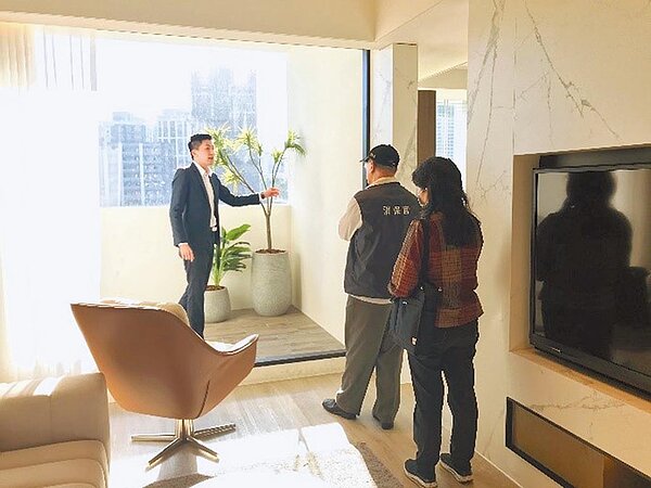 民眾預售屋買賣簽約前應先看仔細,圖非新聞事件。(新北市法制局提供/許哲瑗新北傳真)