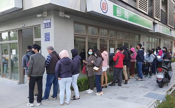 中華郵政嶺東郵局大樓有88間套房,由於CP值高,出租率達92%,相當搶手,圖為招租盛況。圖/台中郵局提供