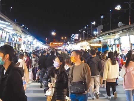 農曆春節連假，花蓮東大門夜市每到用餐時段，人潮爆棚，但業者卻坦言，今年人潮較去年少3成，研判與假期天數長及疫情有關。（羅亦攝）