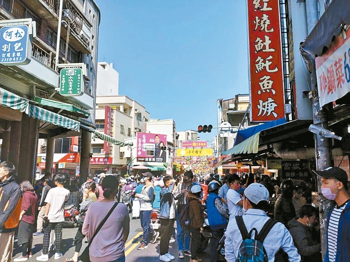 台南中西區國華街商圈在春節期間，每天湧進人潮，昨天連假最後一天仍是人擠人。記者鄭惠仁／攝影 